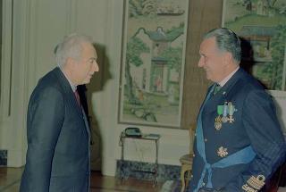 Incontro del Presidente della Repubblica Francesco Cossiga con l'Ammiraglio di Squadra Carlo Alberto Vandini, nuovo Comandante del Dipartimento militare marittimo del Basso Tirreno e Comandante delle Forze navali alleate del Sud Europa