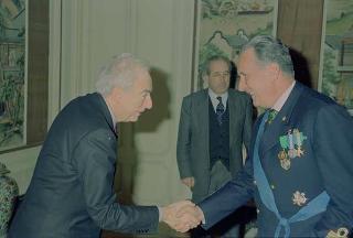 Incontro del Presidente della Repubblica Francesco Cossiga con l'Ammiraglio di Squadra Carlo Alberto Vandini, nuovo Comandante del Dipartimento militare marittimo del Basso Tirreno e Comandante delle Forze navali alleate del Sud Europa
