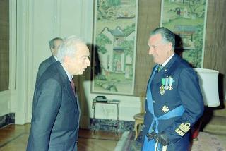 Incontro del Presidente della Repubblica Francesco Cossiga con l'Ammiraglio di Squadra Carlo Alberto Vandini, nuovo Comandante del Dipartimento militare marittimo del Basso Tirreno e Comandante delle Forze navali alleate del Sud Europa