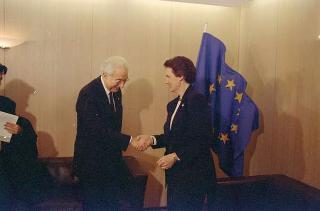 Il Presidente della Repubblica Francesco Cossiga durante la visita in Francia al Consiglio d'Europa in occasione della XLIII sessione dell'Assemblea parlamentare (23 - 24 aprile 1991)