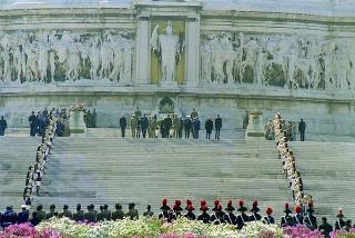 Deposizione di una corona di alloro all'Altare della Patria, in occasione del 46° anniversario della Liberazione