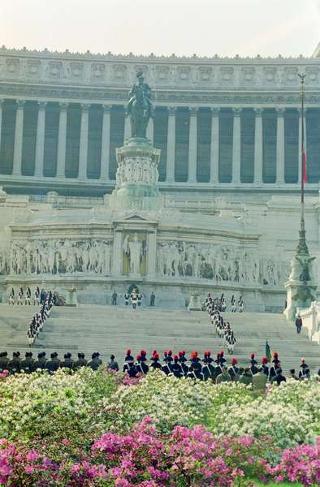Deposizione di una corona di alloro all'Altare della Patria, in occasione del 46° anniversario della Liberazione