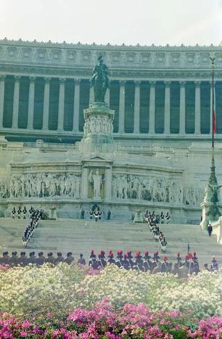 Deposizione di una corona di alloro all'Altare della Patria, in occasione del 46° anniversario della Liberazione
