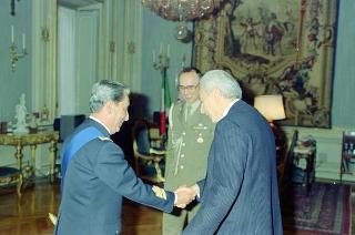 Il Presidente della Repubblica Francesco Cossiga incontra il Generale di Squadra Aerea Luciano Meloni, nuovo segretario generale della Difesa e nuovo direttore nazionale degli armamenti