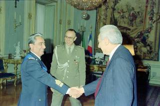 Il Presidente della Repubblica Francesco Cossiga incontra il Generale di Squadra Aerea Luciano Meloni, nuovo segretario generale della Difesa e nuovo direttore nazionale degli armamenti