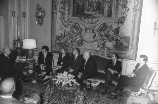 Il Presidente della Repubblica Francesco Cossiga riceve in udienza Franco Foschi, direttore del Centro nazionale studi leopardiani, per presentare il volume "I canti" di Giacomo Leopardi nelle traduzioni inglesi