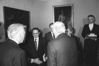 Il Presidente della Repubblica Francesco Cossiga riceve in udienza Franco Foschi, direttore del Centro nazionale studi leopardiani, per presentare il volume "I canti" di Giacomo Leopardi nelle traduzioni inglesi