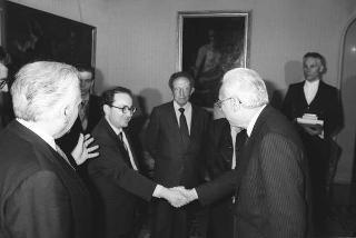 Il Presidente della Repubblica Francesco Cossiga riceve in udienza Franco Foschi, direttore del Centro nazionale studi leopardiani, per presentare il volume "I canti" di Giacomo Leopardi nelle traduzioni inglesi