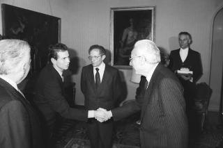 Il Presidente della Repubblica Francesco Cossiga riceve in udienza Franco Foschi, direttore del Centro nazionale studi leopardiani, per presentare il volume "I canti" di Giacomo Leopardi nelle traduzioni inglesi