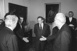 Il Presidente della Repubblica Francesco Cossiga riceve in udienza Franco Foschi, direttore del Centro nazionale studi leopardiani, per presentare il volume "I canti" di Giacomo Leopardi nelle traduzioni inglesi