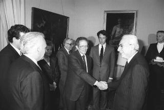 Il Presidente della Repubblica Francesco Cossiga riceve in udienza Franco Foschi, direttore del Centro nazionale studi leopardiani, per presentare il volume "I canti" di Giacomo Leopardi nelle traduzioni inglesi