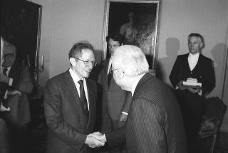 Il Presidente della Repubblica Francesco Cossiga riceve in udienza Franco Foschi, direttore del Centro nazionale studi leopardiani, per presentare il volume "I canti" di Giacomo Leopardi nelle traduzioni inglesi