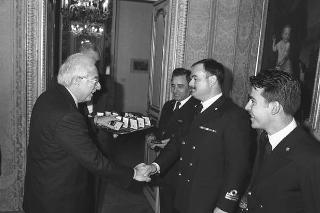 Incontro con una delegazione di allievi della Scuola sottufficiali della Marina Militare di La Maddalena, in servizio di Guardia d'Onore al Palazzo del Quirinale