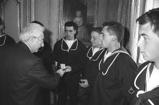 Incontro con una delegazione di allievi della Scuola sottufficiali della Marina Militare di La Maddalena, in servizio di Guardia d'Onore al Palazzo del Quirinale