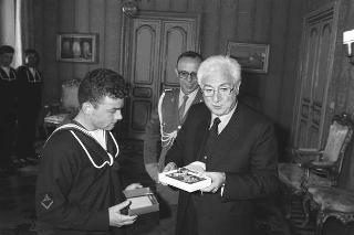 Incontro con una delegazione di allievi della Scuola sottufficiali della Marina Militare di La Maddalena, in servizio di Guardia d'Onore al Palazzo del Quirinale