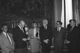 Il Presidente della Repubblica Francesco Cossiga riceve in udienza Giuseppe Avolio, presidente della Confederazione italiana coltivatori, con il Comitato esecutivo della Federazione internazionale dei produttori agricoli