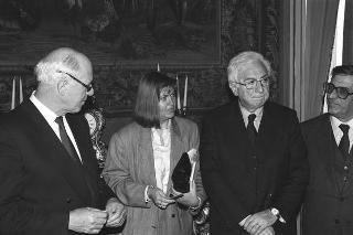 Il Presidente della Repubblica Francesco Cossiga riceve in udienza Giuseppe Avolio, presidente della Confederazione italiana coltivatori, con il Comitato esecutivo della Federazione internazionale dei produttori agricoli