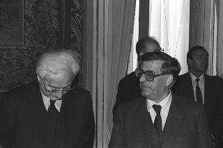 Il Presidente della Repubblica Francesco Cossiga riceve in udienza Giuseppe Avolio, presidente della Confederazione italiana coltivatori, con il Comitato esecutivo della Federazione internazionale dei produttori agricoli
