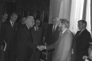 Il Presidente della Repubblica Francesco Cossiga riceve in udienza Giuseppe Avolio, presidente della Confederazione italiana coltivatori, con il Comitato esecutivo della Federazione internazionale dei produttori agricoli