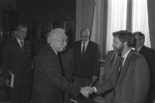 Il Presidente della Repubblica Francesco Cossiga riceve in udienza Giuseppe Avolio, presidente della Confederazione italiana coltivatori, con il Comitato esecutivo della Federazione internazionale dei produttori agricoli