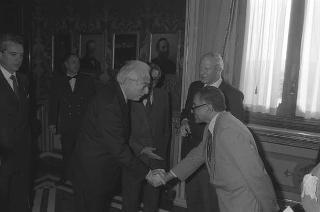 Il Presidente della Repubblica Francesco Cossiga riceve in udienza Giuseppe Avolio, presidente della Confederazione italiana coltivatori, con il Comitato esecutivo della Federazione internazionale dei produttori agricoli