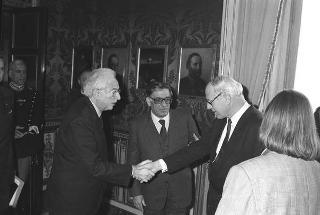 Il Presidente della Repubblica Francesco Cossiga riceve in udienza Giuseppe Avolio, presidente della Confederazione italiana coltivatori, con il Comitato esecutivo della Federazione internazionale dei produttori agricoli