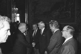 Il Presidente della Repubblica Francesco Cossiga riceve in udienza Giuseppe Avolio, presidente della Confederazione italiana coltivatori, con il Comitato esecutivo della Federazione internazionale dei produttori agricoli