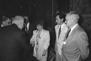 Il Presidente della Repubblica Francesco Cossiga riceve in udienza Giuseppe Avolio, presidente della Confederazione italiana coltivatori, con il Comitato esecutivo della Federazione internazionale dei produttori agricoli