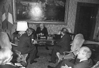 Il Presidente della Repubblica Francesco Cossiga riceve in udienza Furio Colombo, presidente del Gruppo editoriale Fabbri, con Gianni Zandano, presidente dell'Istituto bancario San Paolo di Torino