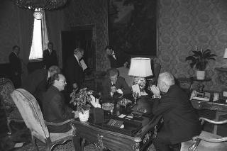 Il Presidente della Repubblica Francesco Cossiga riceve in udienza Furio Colombo, presidente del Gruppo editoriale Fabbri, con Gianni Zandano, presidente dell'Istituto bancario San Paolo di Torino
