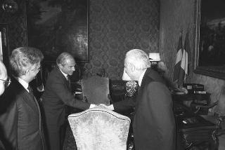 Il Presidente della Repubblica Francesco Cossiga riceve in udienza Furio Colombo, presidente del Gruppo editoriale Fabbri, con Gianni Zandano, presidente dell'Istituto bancario San Paolo di Torino
