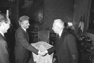 Il Presidente della Repubblica Francesco Cossiga riceve in udienza Furio Colombo, presidente del Gruppo editoriale Fabbri, con Gianni Zandano, presidente dell'Istituto bancario San Paolo di Torino