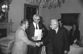 Il Presidente della Repubblica Francesco Cossiga riceve in udienza Valdo Spini, sottosegretario di Stato all'interno, con alcuni partecipanti alla Conferenza "Ricostruire la pace, costruire la giustizia"