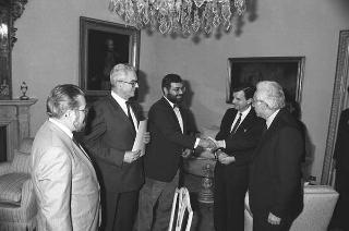 Il Presidente della Repubblica Francesco Cossiga riceve in udienza Valdo Spini, sottosegretario di Stato all'interno, con alcuni partecipanti alla Conferenza "Ricostruire la pace, costruire la giustizia"