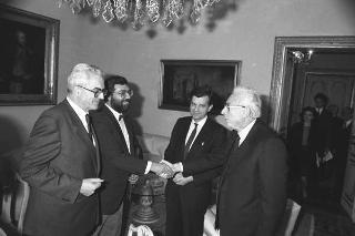 Il Presidente della Repubblica Francesco Cossiga riceve in udienza Valdo Spini, sottosegretario di Stato all'interno, con alcuni partecipanti alla Conferenza "Ricostruire la pace, costruire la giustizia"