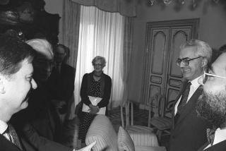 Il Presidente della Repubblica Francesco Cossiga riceve in udienza Valdo Spini, sottosegretario di Stato all'interno, con alcuni partecipanti alla Conferenza "Ricostruire la pace, costruire la giustizia"