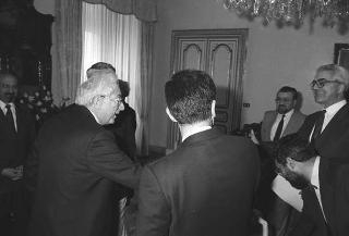 Il Presidente della Repubblica Francesco Cossiga riceve in udienza Valdo Spini, sottosegretario di Stato all'interno, con alcuni partecipanti alla Conferenza "Ricostruire la pace, costruire la giustizia"