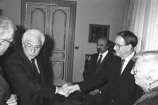Il Presidente della Repubblica Francesco Cossiga riceve in udienza Valdo Spini, sottosegretario di Stato all'interno, con alcuni partecipanti alla Conferenza "Ricostruire la pace, costruire la giustizia"