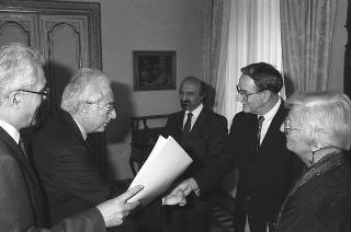 Il Presidente della Repubblica Francesco Cossiga riceve in udienza Valdo Spini, sottosegretario di Stato all'interno, con alcuni partecipanti alla Conferenza "Ricostruire la pace, costruire la giustizia"