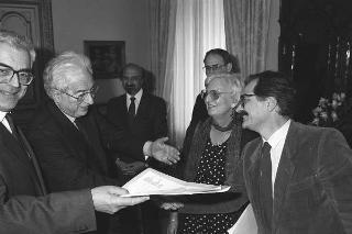 Il Presidente della Repubblica Francesco Cossiga riceve in udienza Valdo Spini, sottosegretario di Stato all'interno, con alcuni partecipanti alla Conferenza "Ricostruire la pace, costruire la giustizia"