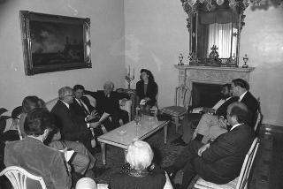 Il Presidente della Repubblica Francesco Cossiga riceve in udienza Valdo Spini, sottosegretario di Stato all'interno, con alcuni partecipanti alla Conferenza "Ricostruire la pace, costruire la giustizia"