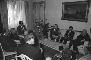 Il Presidente della Repubblica Francesco Cossiga riceve in udienza Valdo Spini, sottosegretario di Stato all'interno, con alcuni partecipanti alla Conferenza "Ricostruire la pace, costruire la giustizia"