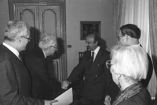 Il Presidente della Repubblica Francesco Cossiga riceve in udienza Valdo Spini, sottosegretario di Stato all'interno, con alcuni partecipanti alla Conferenza "Ricostruire la pace, costruire la giustizia"