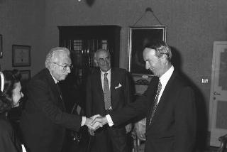 Il Presidente della Repubblica Francesco Cossiga riceve in udienza Umberto Nordio e Rand Araskog, co-presidenti del Consiglio per le relazioni fra Italia e Stati Uniti