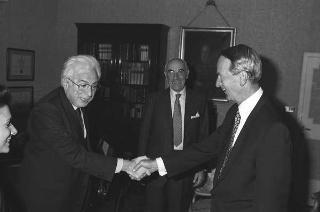 Il Presidente della Repubblica Francesco Cossiga riceve in udienza Umberto Nordio e Rand Araskog, co-presidenti del Consiglio per le relazioni fra Italia e Stati Uniti