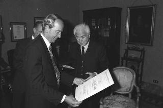 Il Presidente della Repubblica Francesco Cossiga riceve in udienza Umberto Nordio e Rand Araskog, co-presidenti del Consiglio per le relazioni fra Italia e Stati Uniti