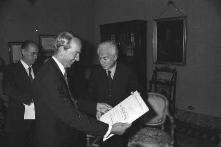Il Presidente della Repubblica Francesco Cossiga riceve in udienza Umberto Nordio e Rand Araskog, co-presidenti del Consiglio per le relazioni fra Italia e Stati Uniti