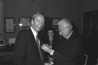 Il Presidente della Repubblica Francesco Cossiga riceve in udienza Umberto Nordio e Rand Araskog, co-presidenti del Consiglio per le relazioni fra Italia e Stati Uniti