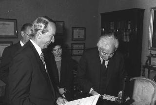 Il Presidente della Repubblica Francesco Cossiga riceve in udienza Umberto Nordio e Rand Araskog, co-presidenti del Consiglio per le relazioni fra Italia e Stati Uniti