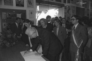 Intervento, in forma privata, del Presidente della Repubblica Francesco Cossiga  all'inaugurazione della Mostra "Omaggio a Manzù". Museo Manzù, Ardea (Roma)